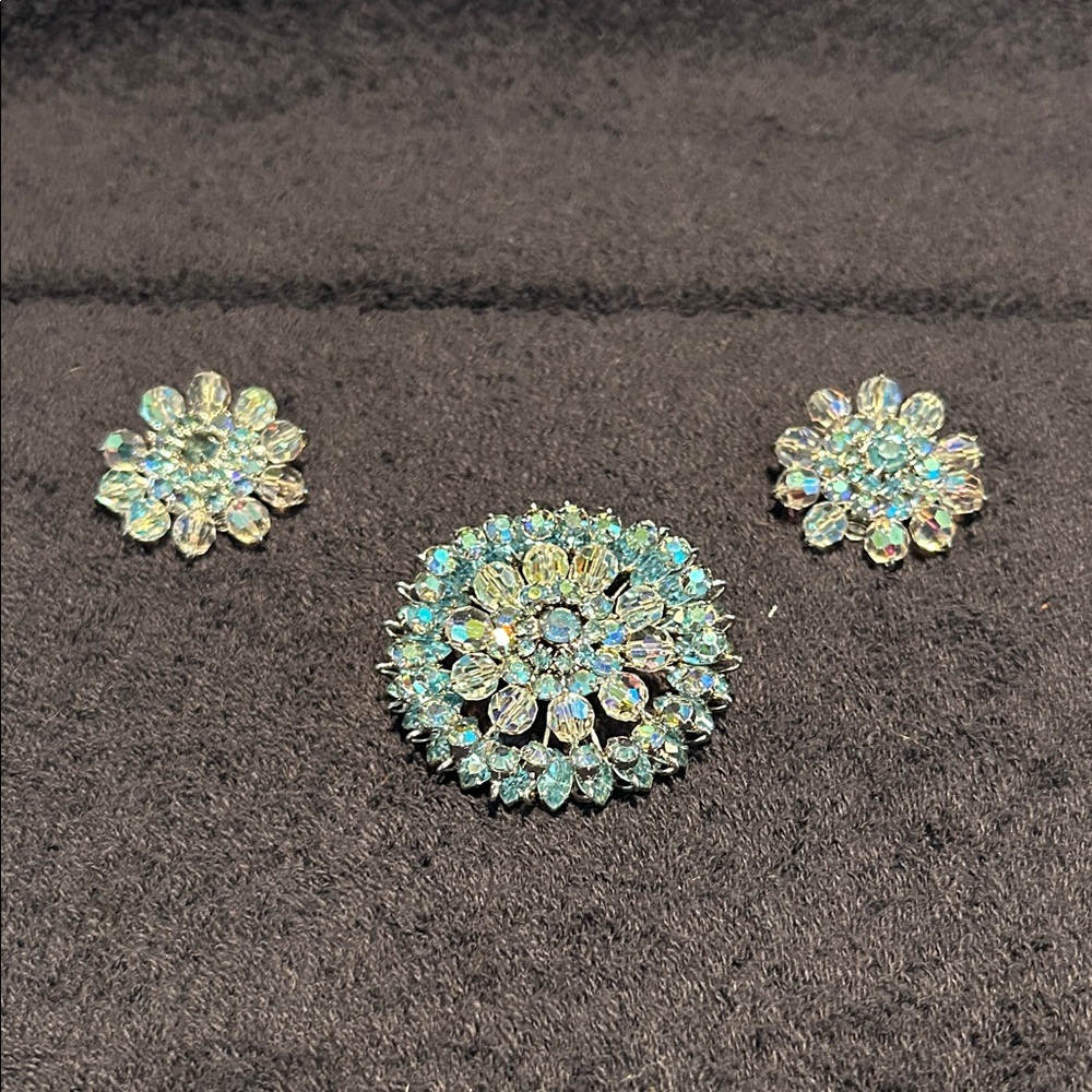 Brooch& Earrings Set. Vintage clip on earrings and brooch in blue and white